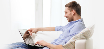 mężczyna_z_laptopem